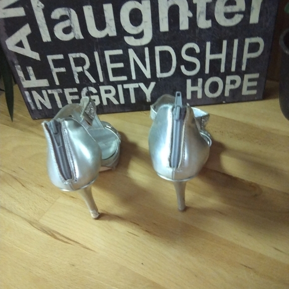 Women's Dolce by Mojo Moxy Silver Jeweled High High Heel Shoes Rhinstones Size 8 - Picture 3 of 10